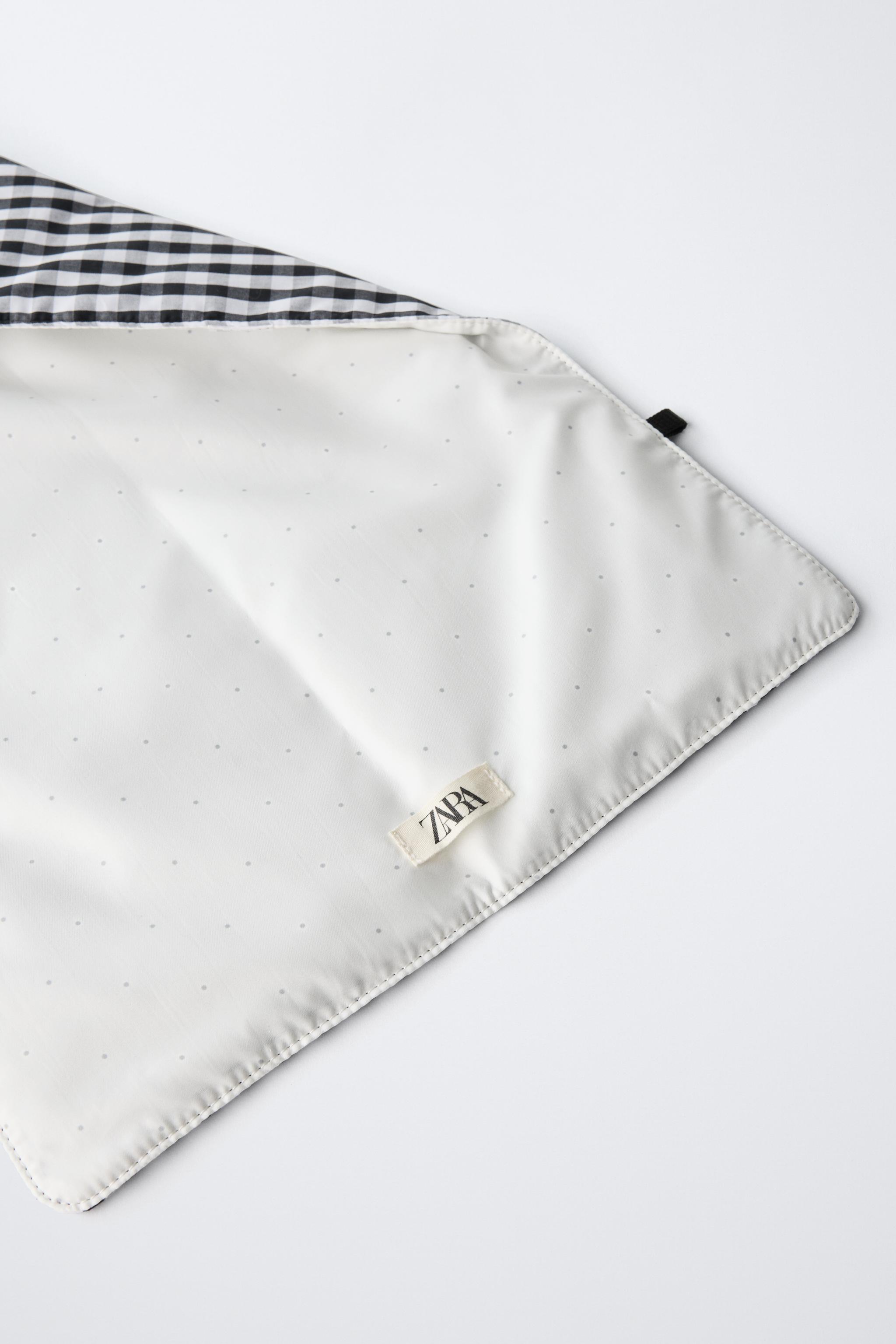 MATELAS À LANGER À CARREAUX
